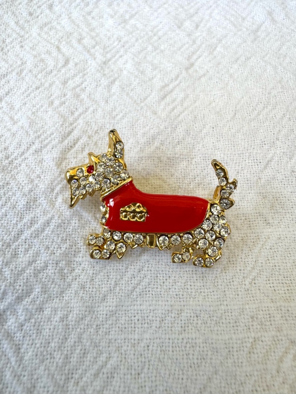 Brooch - Scottie Dog. Gold Tone with Red Enamel and Clear Rhinestones. Like New! - Picture 11 of 11